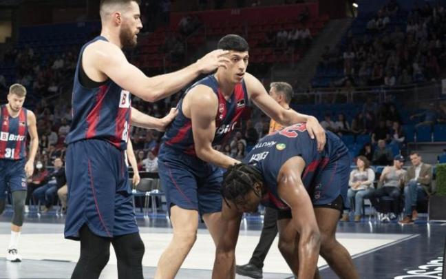 Fontecchio ayuda a levantarse a Enoch ante la mirada de Peters, durante un partido de esta temporada Fontecchio ayuda a levantarse a Enoch ante la mirada de Peters, durante un partido de esta temporada