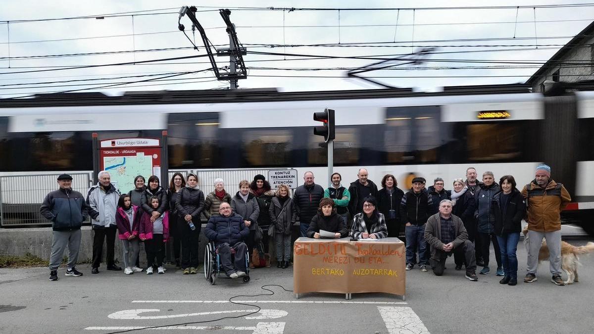 Txokoaldeko bizilagunak alkatearekin alegazioak aurkezten.