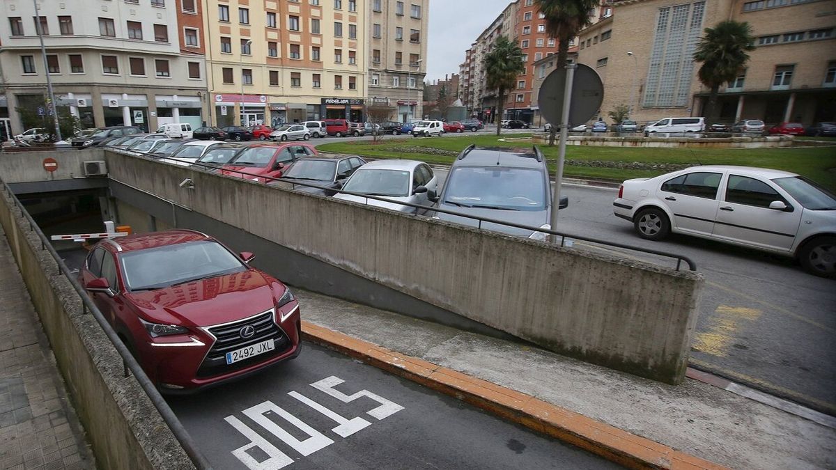 Un coche saliendo del parking Blanca de Navarra.