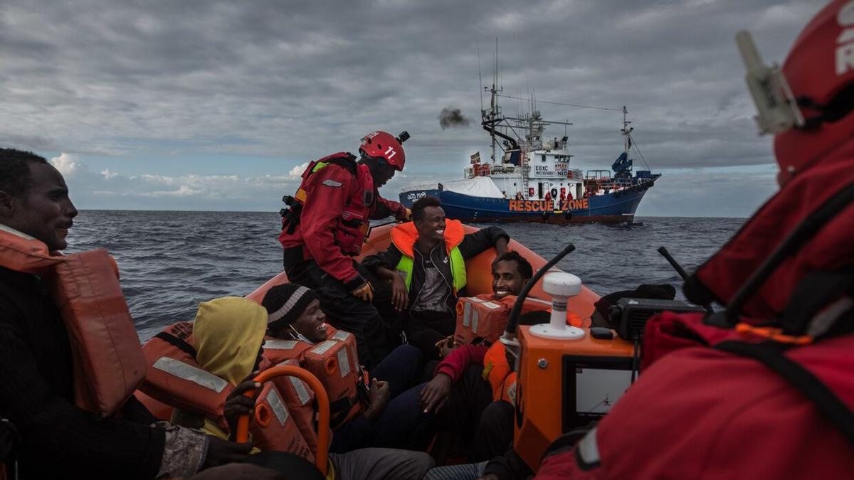 Gestos sonrientes de personas rescatadas durante la primera misión del 'Aita Mari', en noviembre de 2019.