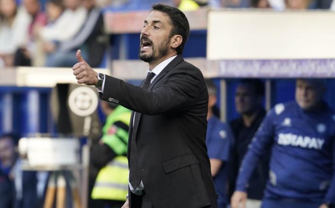 Julio Velázquez da instrucciones durante el partido contra el Espanyol