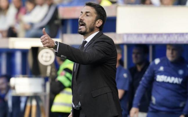 Julio Velázquez da instrucciones durante el partido contra el Espanyol