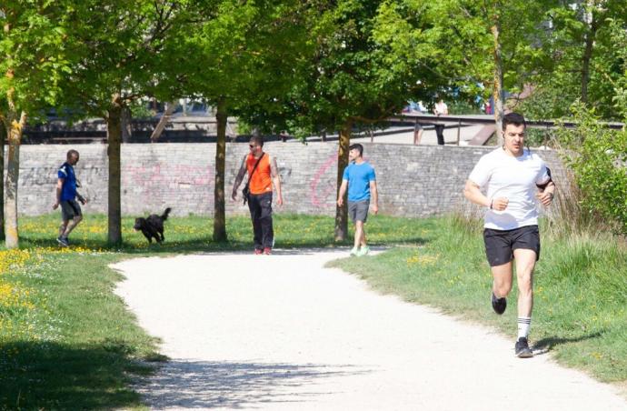 Gente haciendo deporte en el Anillo Verde.