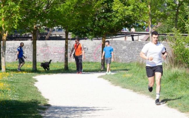Gente haciendo deporte en el Anillo Verde.