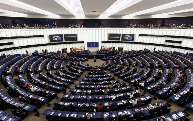 La policía decomisó más de 1,5 millones de euros en efectivo en los domicilios de la vicepresidenta del Parlamento Europeo y de un exdiputado italiano. La policía decomisó más de 1,5 millones de euros en efectivo en los domicilios de la vicepresidenta del Parlamento Europeo y de un exdiputado italiano.