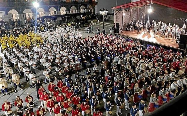 La tamborrada de adultos del pasado s&aacute;bado en Azkoitia. Foto: Udala