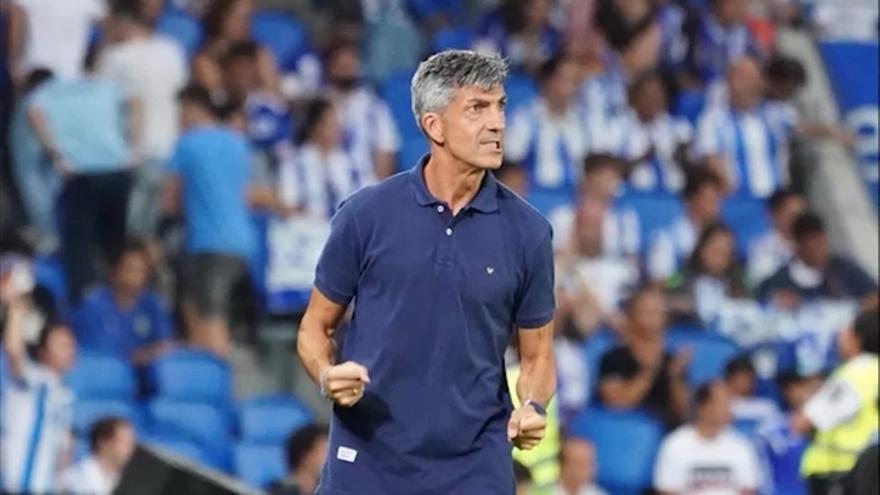 Imanol Alguacil se dirige a sus futbolistas en Anoeta.