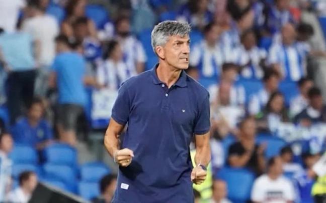 Imanol Alguacil se dirige a sus futbolistas en Anoeta.
