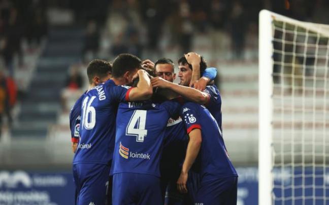 Los jugadores del Amorebieta celebran un gol en Lezama. Los jugadores del Amorebieta celebran un gol en Lezama.