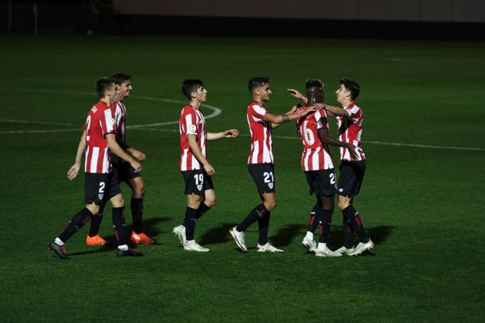 Varios jugadores del Bilbao Athletic festejan un gol en la presente temporada