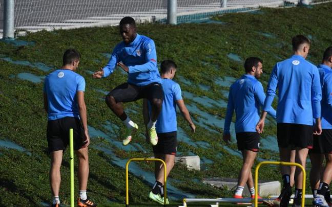 Iñaki Williams realiza un ejercicio en el entrenamiento junto al resto de sus compañeros. Iñaki Williams realiza un ejercicio en el entrenamiento junto al resto de sus compañeros.