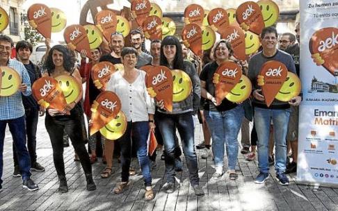 Lerro hauekin batera doan irudietan, AEKren ikasturte berri baten aurkezpena. Artxiboko irudi bat da. Aurten, berrikuntza gisa, AEK-k udako barnetegiak berraktibatu eta martxan jarriko ditu, iaz bertan behera utzi ondoren, koronabirusaren pandemiaren ondo Lerro hauekin batera doan irudietan, AEKren ikasturte berri baten aurkezpena. Artxiboko irudi bat da. Aurten, berrikuntza gisa, AEK-k udako barnetegiak berraktibatu eta martxan jarriko ditu, iaz bertan behera utzi ondoren, koronabirusaren pandemiaren ondo