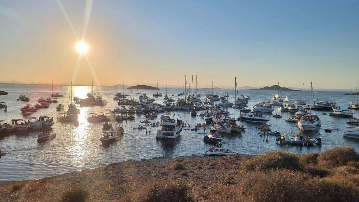 Concentración de embarcaciones de recreo en el entorno natural de la Isla del Ciervo, en el Mar Menor (Murcia).