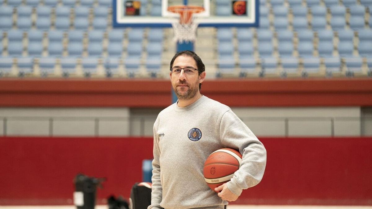 Lolo Encinas, entrenador del Guuk Gipuzkoa Basket, en Illunbe.