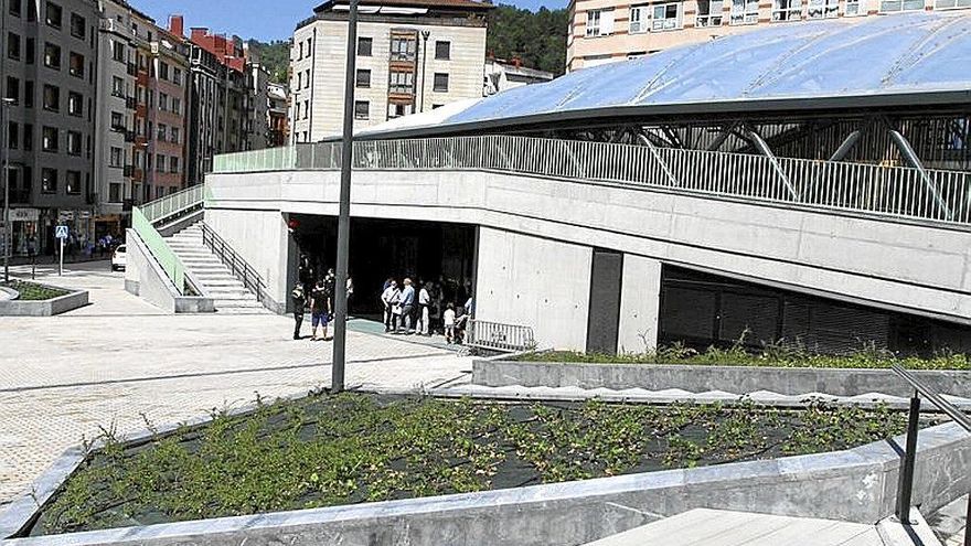 Algunas de las zonas ajardinadas que rodean el nuevo edificio. Foto: J.L.