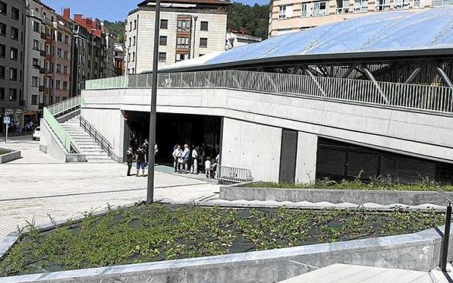 Algunas de las zonas ajardinadas que rodean el nuevo edificio. Foto: J.L.