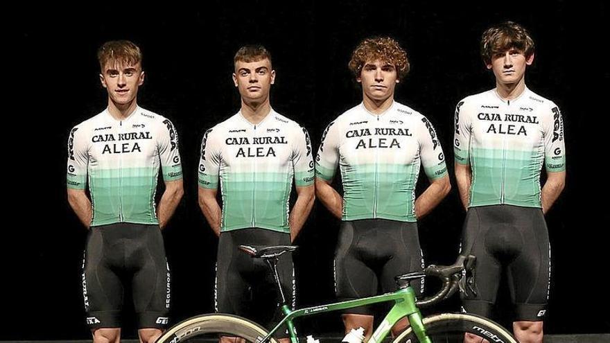 Los ciclistas del filial: Mikel Uncilla, Xabier Zabala, Adrián Losarcos y Martxel Echeverria (Falta Erdozia).