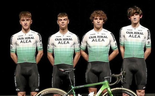 Los ciclistas del filial: Mikel Uncilla, Xabier Zabala, Adri&aacute;n Losarcos y Martxel Echeverria (Falta Erdozia).