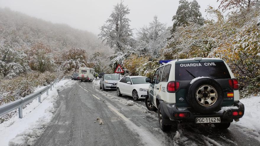 Retirando nieve en Mezkiritz, en la N-135