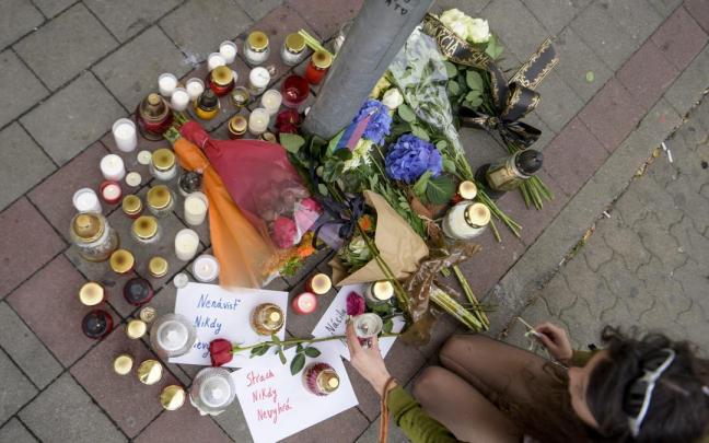Flores y velas en el lugar del tiroteo.