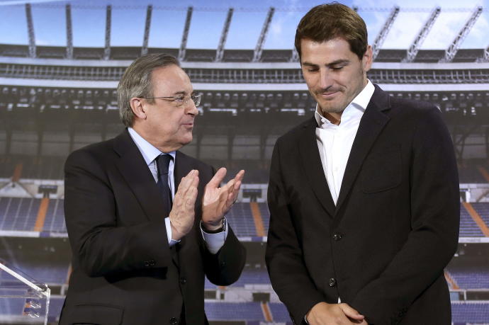 Florentino Pérez y Casillas, durante la despedida del jugador del Real Madrid.