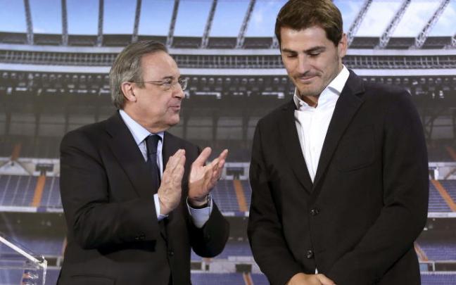Florentino Pérez y Casillas, durante la despedida del jugador del Real Madrid. Florentino Pérez y Casillas, durante la despedida del jugador del Real Madrid.