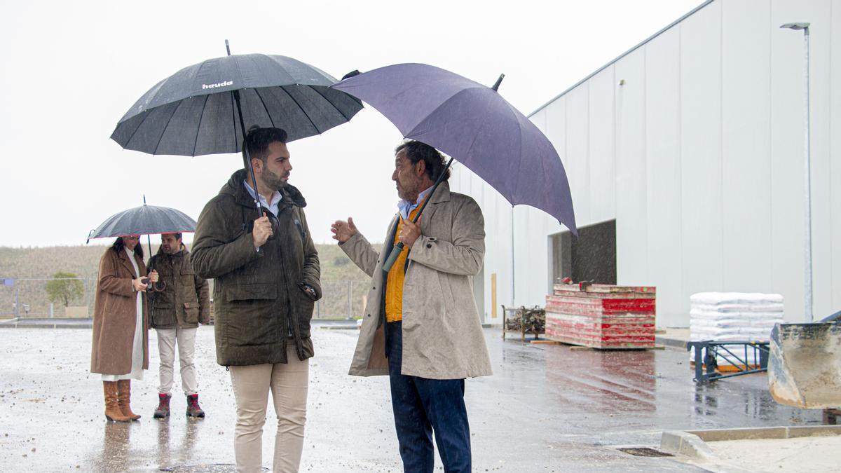 Jon Gondán, alcalde de Zizur Mayor (Geroa Bai), y Fernando Vidaurre, CEO de VDR, este martes en la visita el polígono.