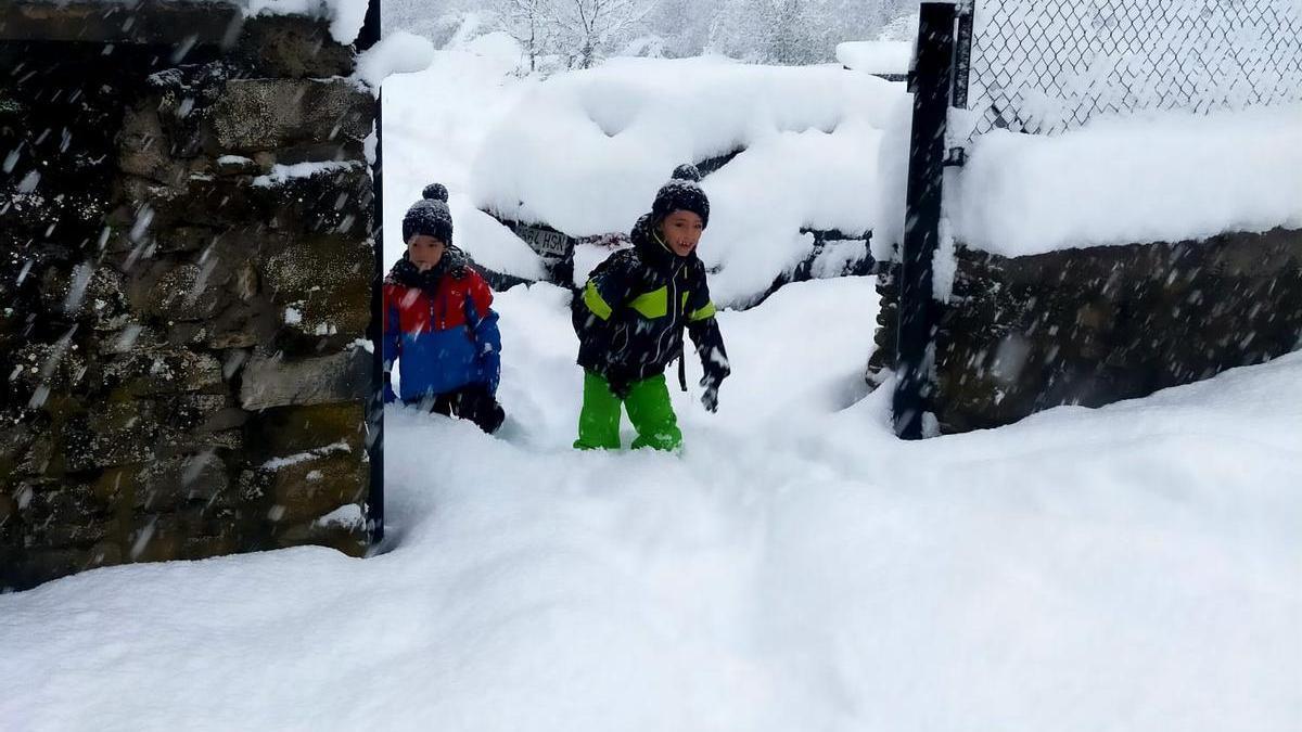 Alumnos acuden a pie al colegio de Otsagabia, en medio de la nieve.