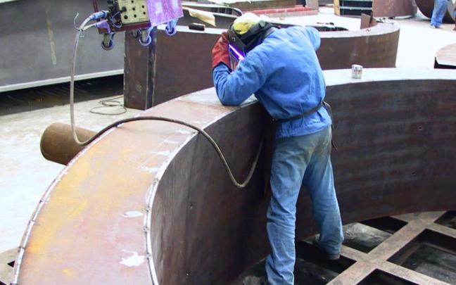 Lanbide recibirá 1,2 millones que se destinarán a financiar planes de reciclaje profesional y recolocación de alrededor de 300 antiguos trabajadores del sector metalúrgico de Euskadi. Lanbide recibirá 1,2 millones que se destinarán a financiar planes de reciclaje profesional y recolocación de alrededor de 300 antiguos trabajadores del sector metalúrgico de Euskadi.