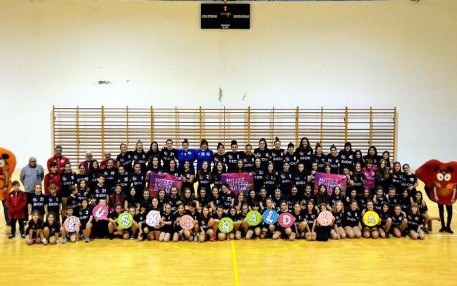 Ahobizi y Belarriprest se sumaron a la foto de familia de Baztango Kirol Taldea.