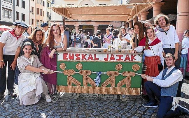 Kuadrilla bat Zarauzko Euskal Jai egunean karrozarekin. | FOTO: N.G.