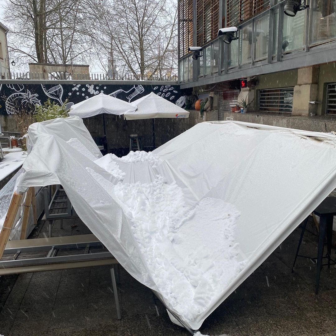 Estructura de la terraza caída por la nieve