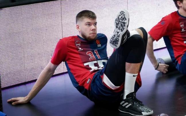 El alero rechaza una oferta de la NBA y decide continuar en Vitoria, lo que obliga al club a cuadrar cuentas y buscar su encaje sobre el parqué tras la llegada de Fontecchio