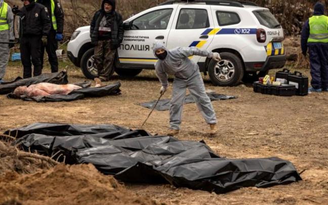 Exhumación de cadáveres de civiles asesinados en la Iglesia de San Andrés, Bucha.