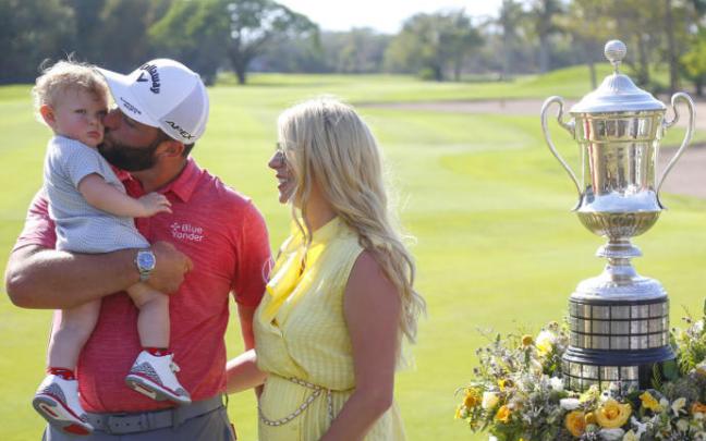 Jon Rahm, junto con mujer Kelley Cahill y su hijo Kepa tras ganar el Mexico Open at Vidanta.