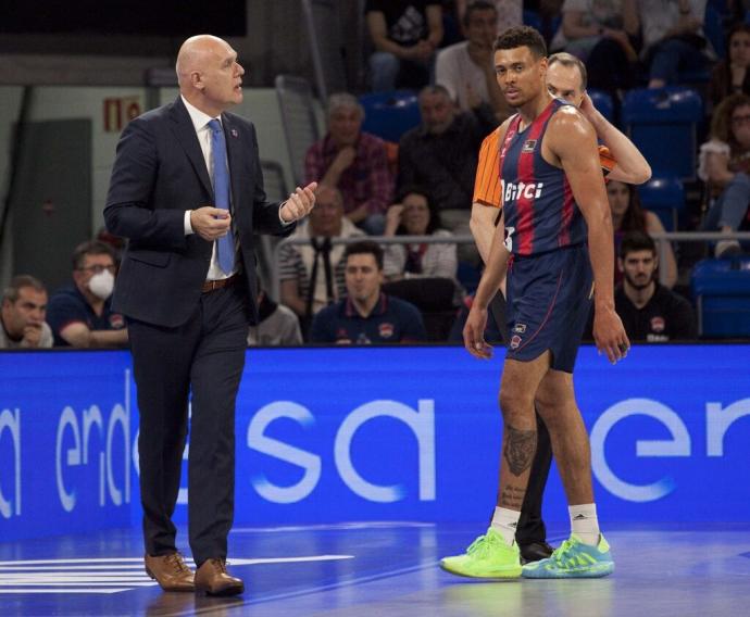 Neven Spahija da instrucciones a Wade Baldwin, durante un partido