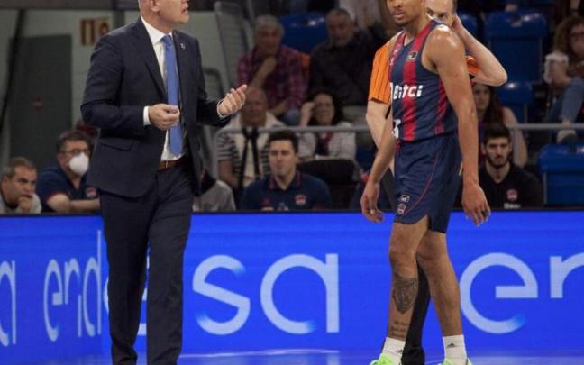 Neven Spahija da instrucciones a Wade Baldwin, durante un partido Neven Spahija da instrucciones a Wade Baldwin, durante un partido