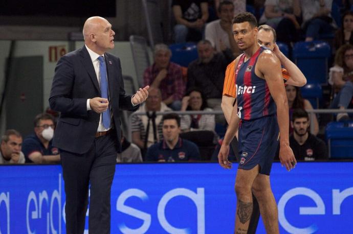 Spahija, junto a Baldwin, da instrucciones a su equipo durante la última jornada liguera frente al Joventut