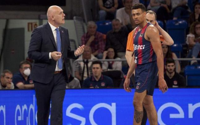 Spahija, junto a Baldwin, da instrucciones a su equipo durante la última jornada liguera frente al Joventut