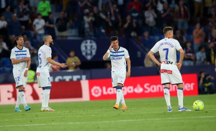 Varios jugadores del Alavés se lamentan del tercer gol del Levante.