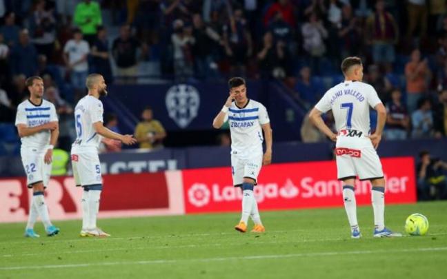 Varios jugadores del Alavés se lamentan del tercer gol del Levante.