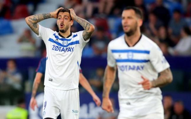 Joselu se lamenta por una acción en el reciente Levante-Alavés