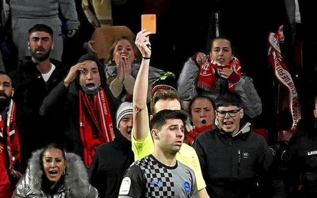 Alkain recibe una roja directa tras un desafortunado lance ante el Granada. | FOTO: ÁREA 11 Alkain recibe una roja directa tras un desafortunado lance ante el Granada. | FOTO: ÁREA 11