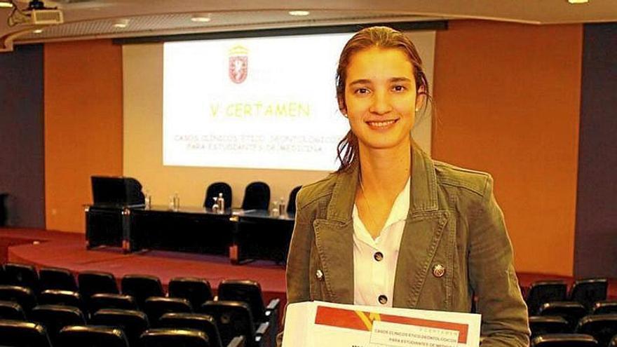 María Álvarez Nájera, con el diploma de ganadora.