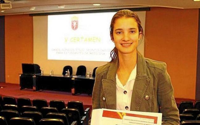 María Álvarez Nájera, con el diploma de ganadora. María Álvarez Nájera, con el diploma de ganadora.