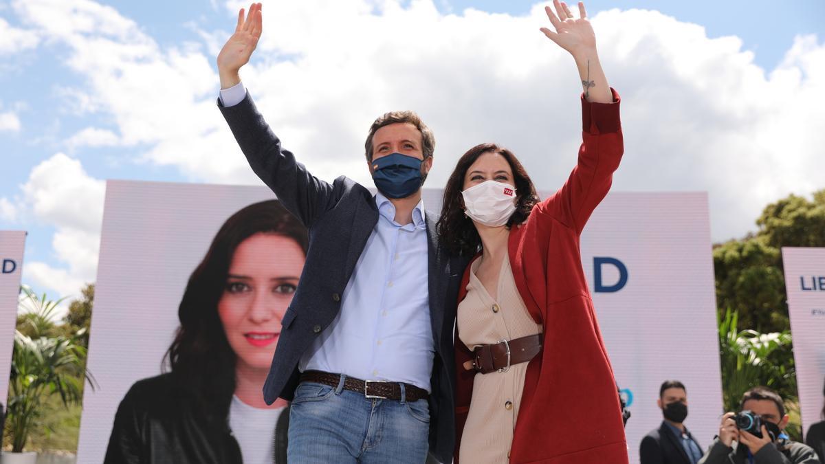 El expresidente del PP, Pablo Casado y la presidenta de la Comunidad de Madrid, Isabel Díaz Ayuso, durante un acto electoral en 2021.