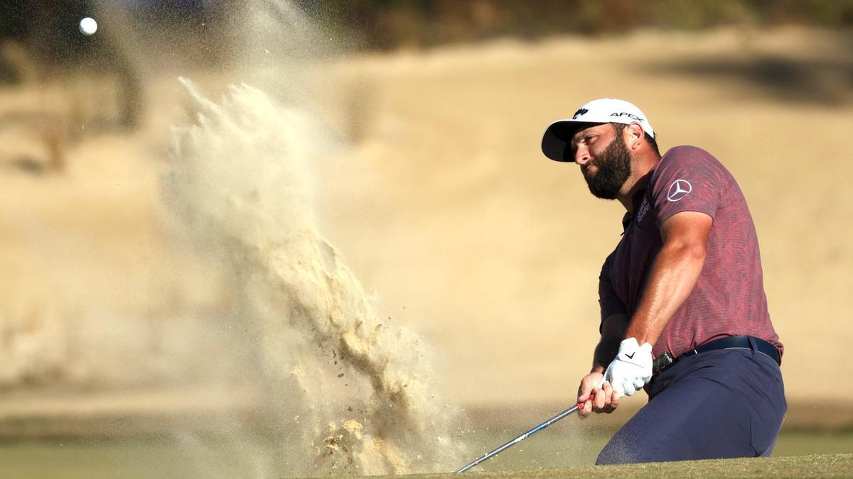 Jon Rahm juega desde el bunker del hoyo 14 de Congaree, donde terminaron sus opciones de victoria en The CJ Cup.