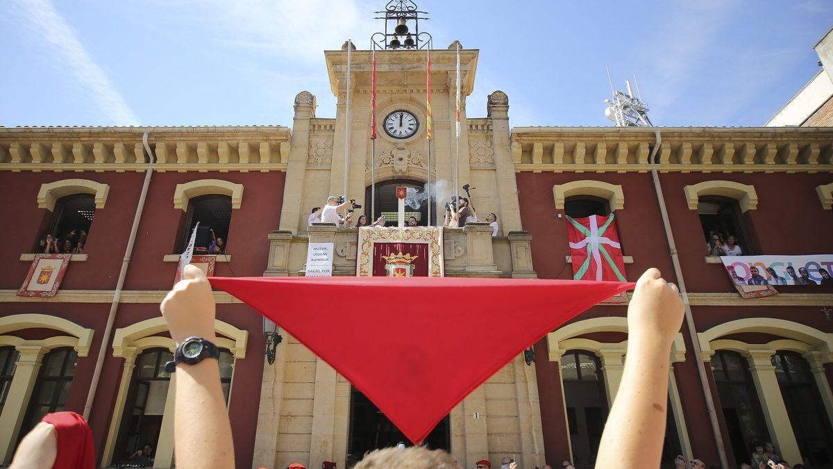 El momento del cohete que encenderán Marilys Echeverría y Juan Carlos López, llegará mañana a las doce horas, como en esta imagen de 2017.