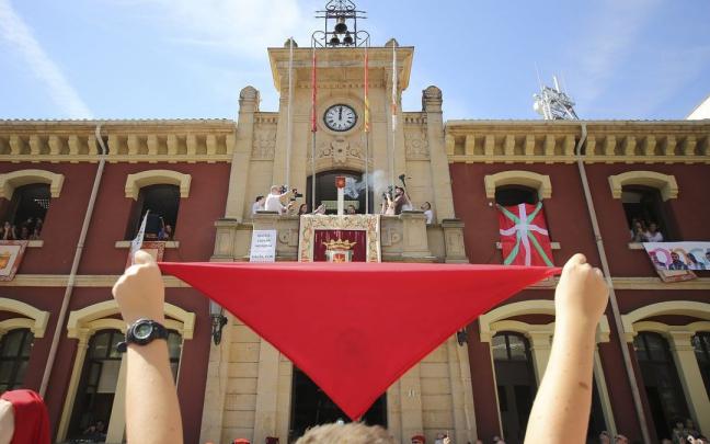 El momento del cohete que encenderán Marilys Echeverría y Juan Carlos López, llegará mañana a las doce horas, como en esta imagen de 2017.