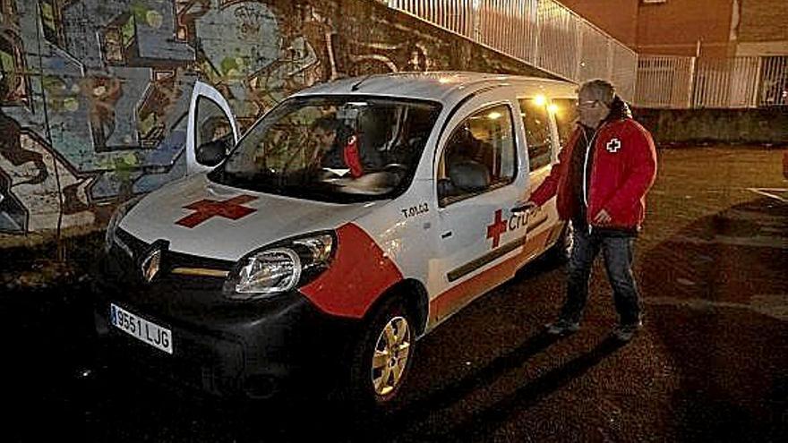 La voluntaria dispone todo bien organizado y apilado por filas.